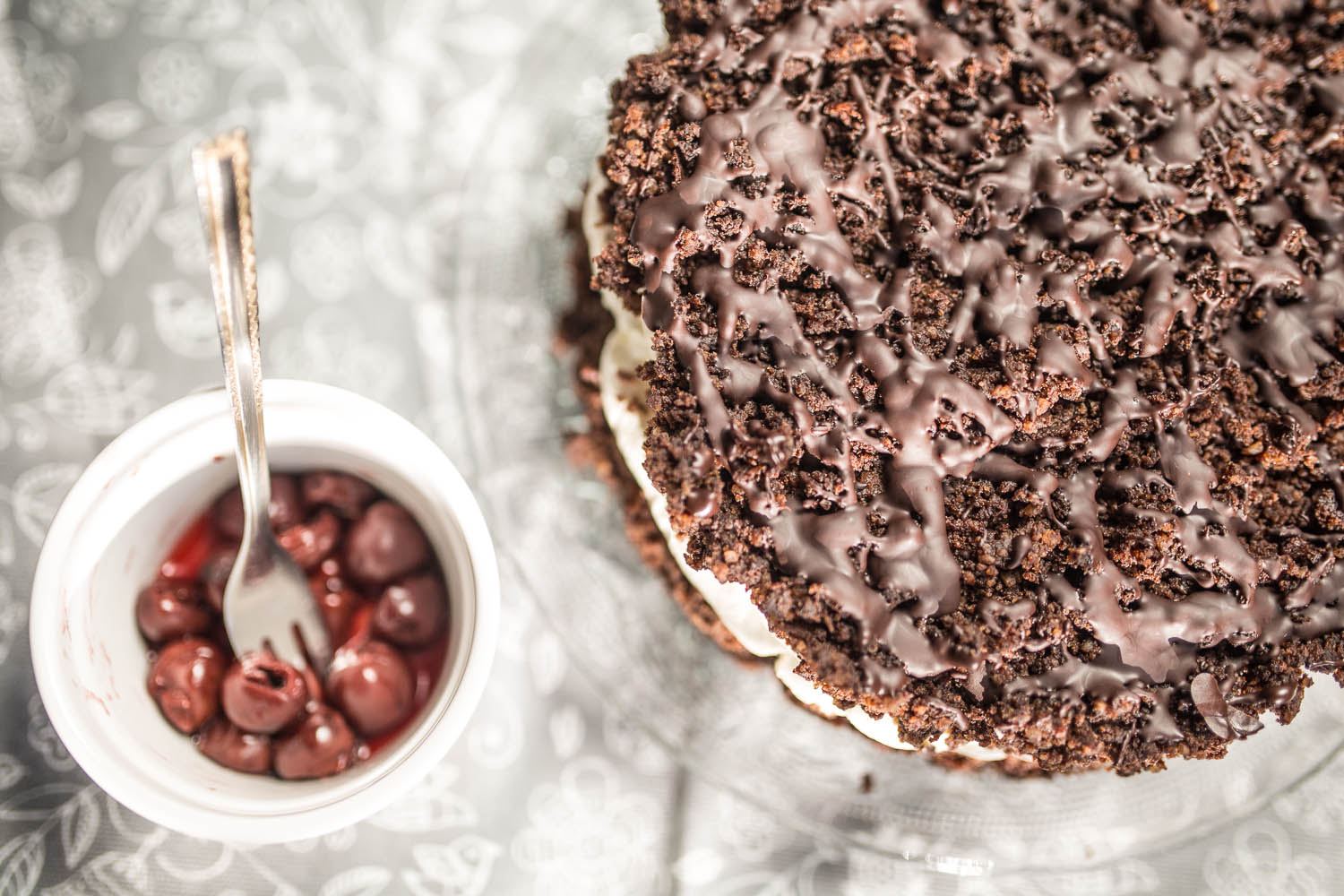 Čokoládový drobkový dort s višněmi