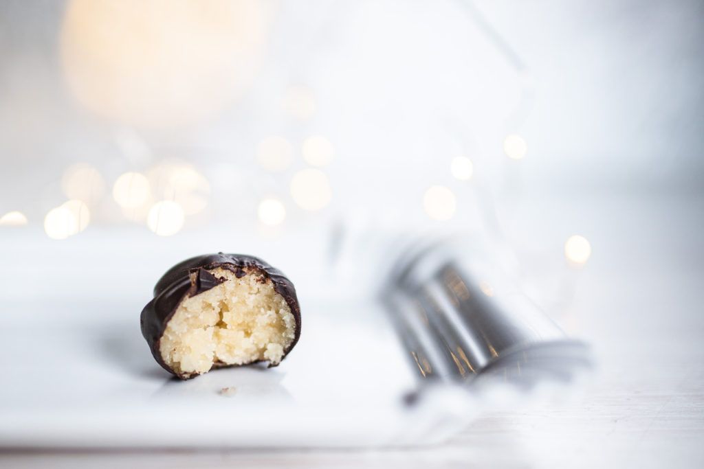 Marcipánové amaretto kuličky v čokoládě, nepečené cukroví, marcipán